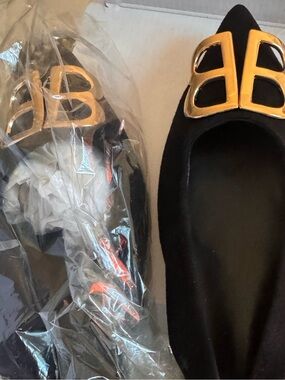 Korean brand Tagtraume, Black Pointed Toe Flats with Gold Accent